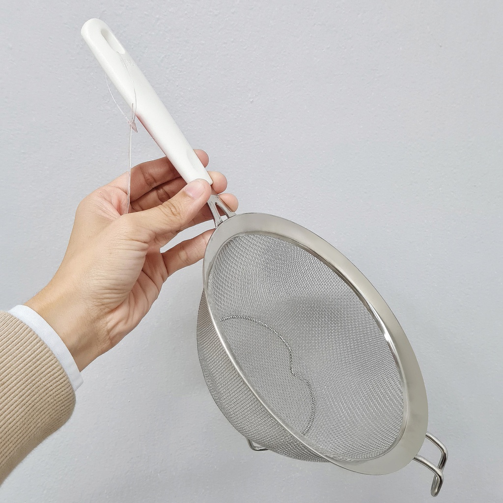 กระชอนขอบหนา ด้ามพลาสติก มีขา 21ซม. (100อัน)